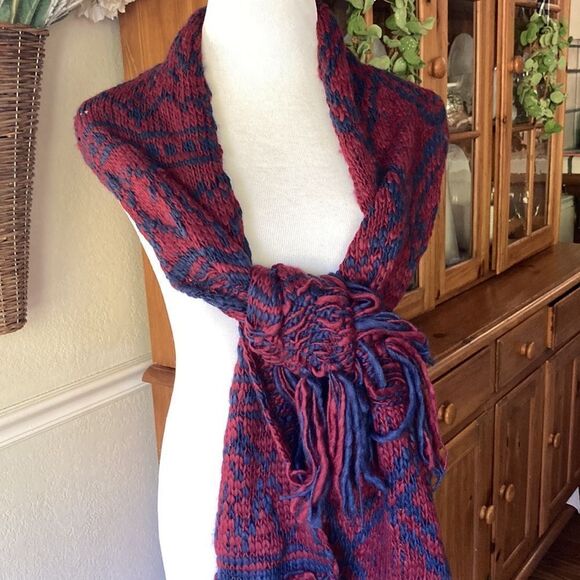 BCBGeneration New Fringe Neck 🧣 - Picture 13 of 13